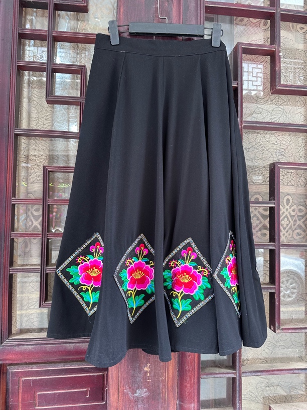 新款云南楚雄彝族牟定左脚舞中长裙装八朵花黑色舞蹈演出服装