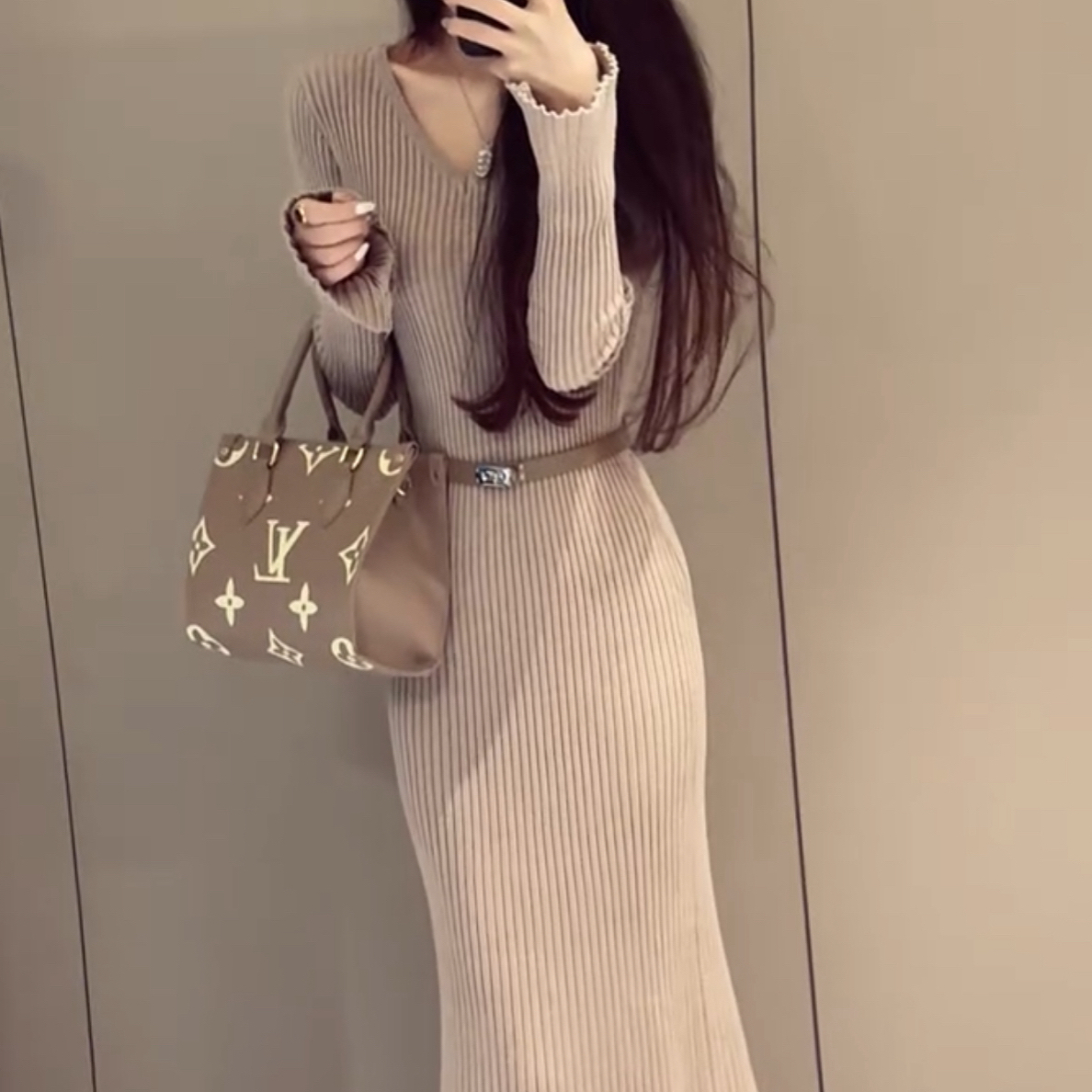温柔风气质V领长袖针织连衣裙女秋冬配大衣修身显瘦内搭打底长裙