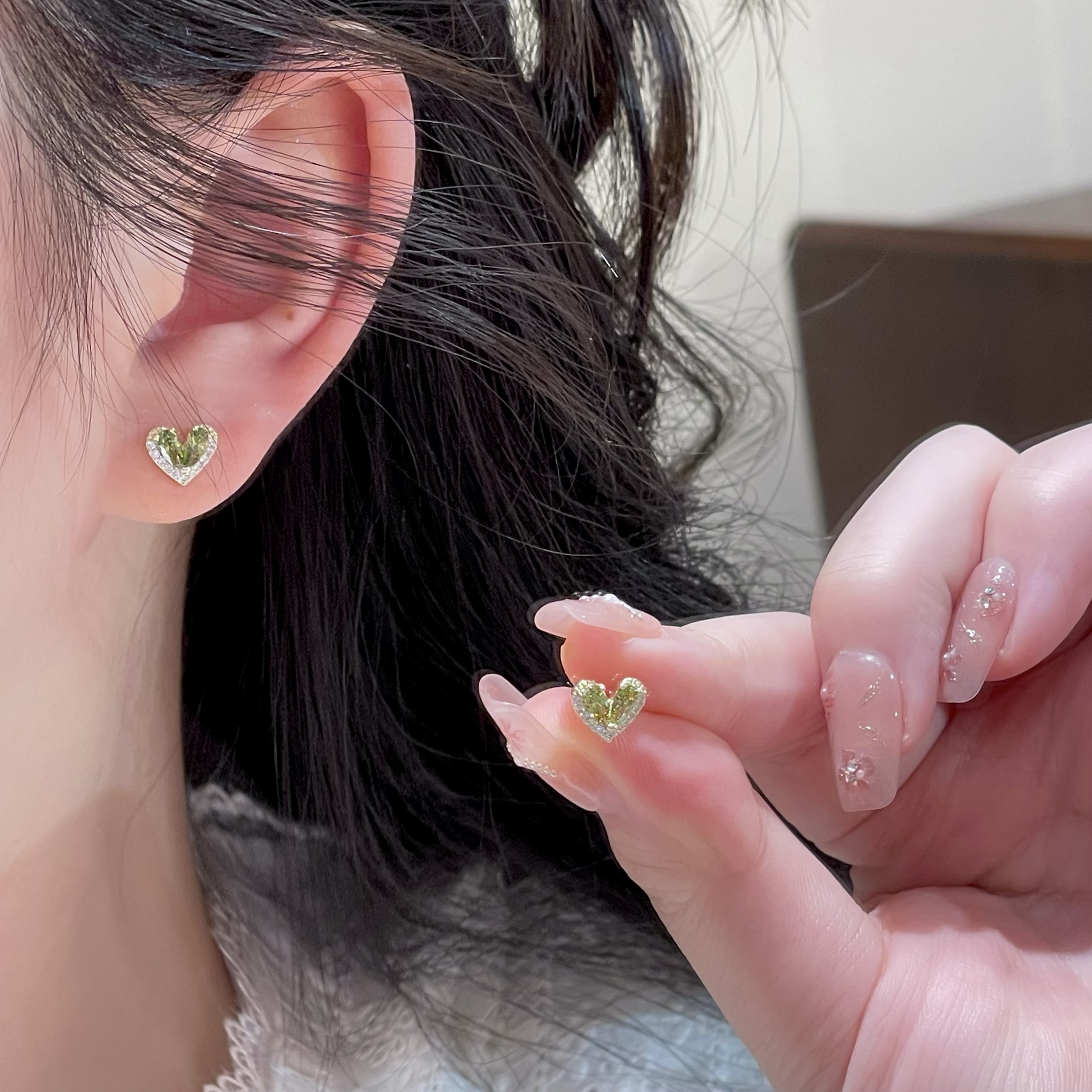 铜合金耳饰 意大利【设计师】绿色小爱心耳钉时尚百搭轻奢法式精致