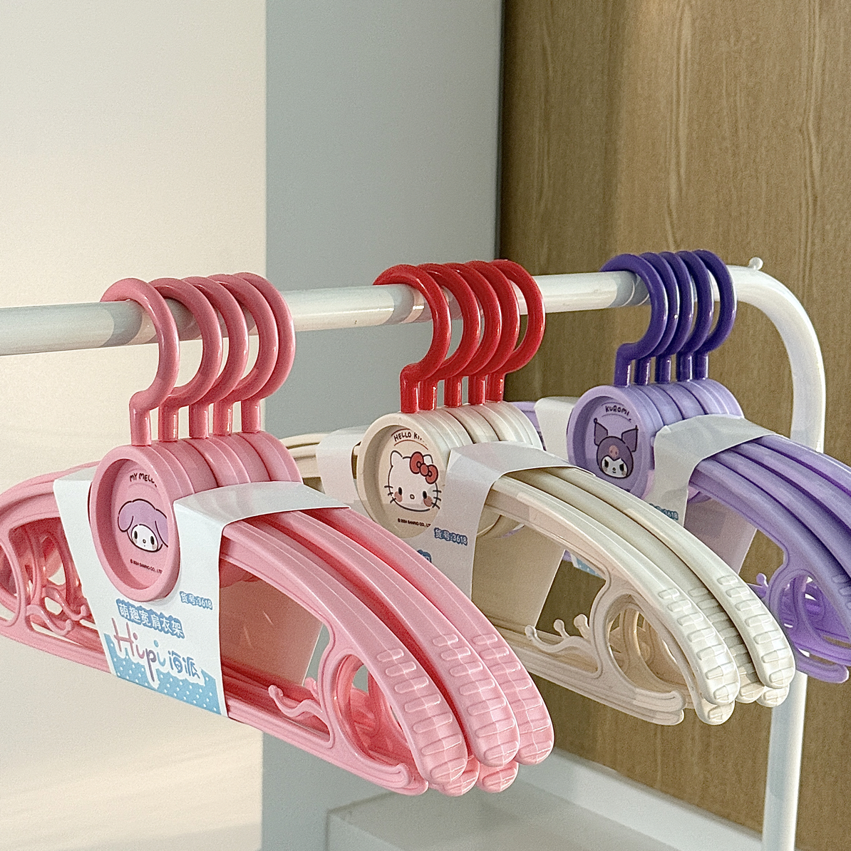 正版可爱kitty塑料衣架 家用防滑无痕晾衣架 学生宿舍卡通衣撑子