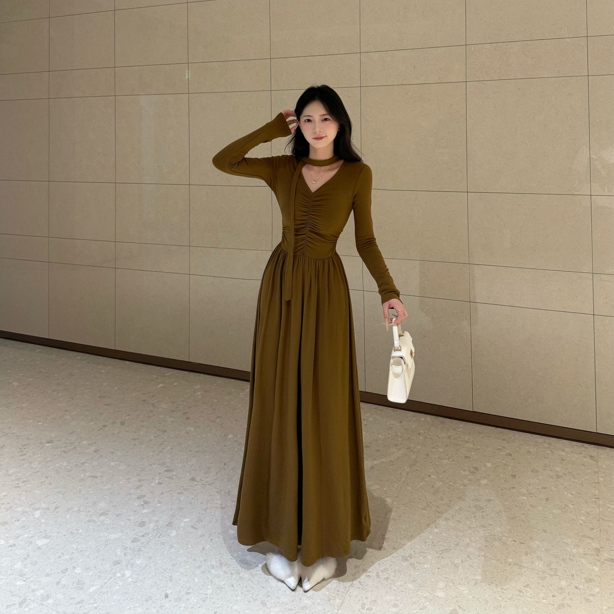 法式收腰设计感褶皱飘带内搭连衣裙女秋冬V领修身a字气质大摆长裙