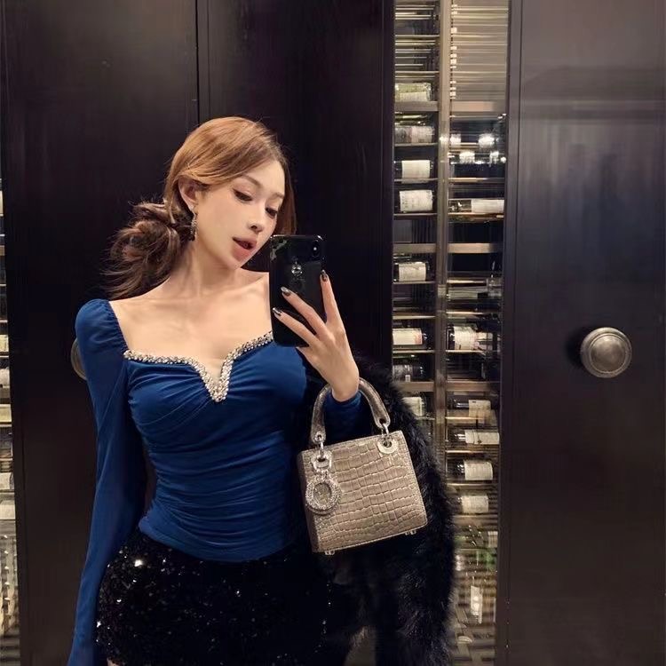 法式气质重工镶钻抽褶V领长袖T恤女冬季弹力修身性感内搭性感内搭