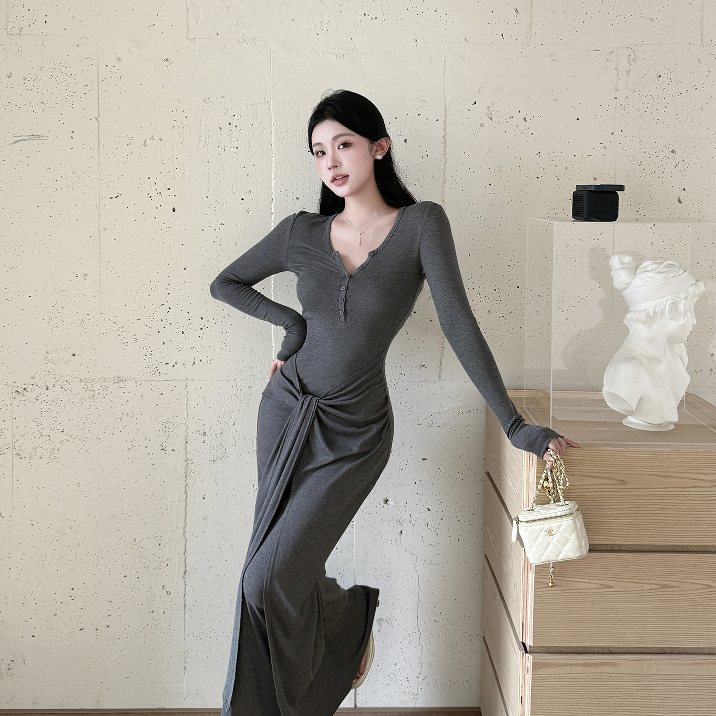 法式V领灰色松弛感长袖连衣裙早秋新款内搭纯欲修身绑带包臀长裙