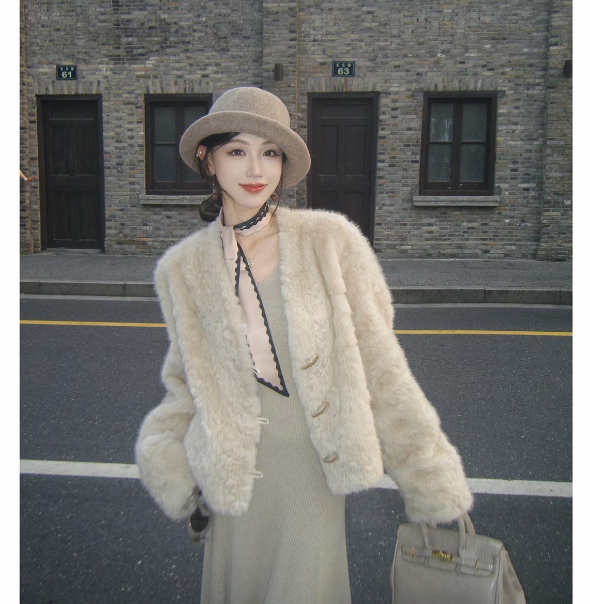 2025新款冬季皮毛一体女V领宽松牛角扣保暖毛毛外套休闲时尚短款