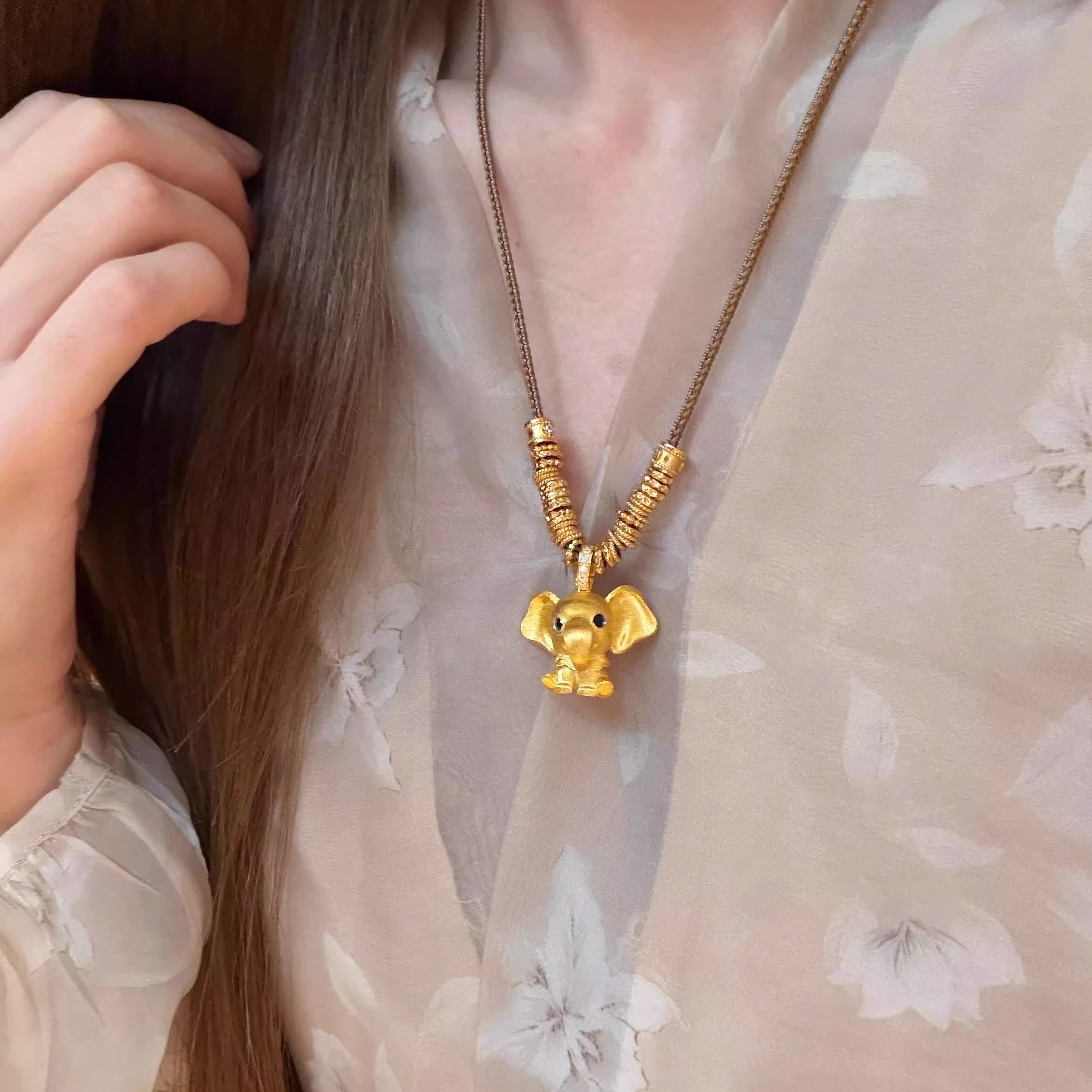 铜合金项链 金色小飞象盘缠项链女新中式国风2026新款编绳毛衣链