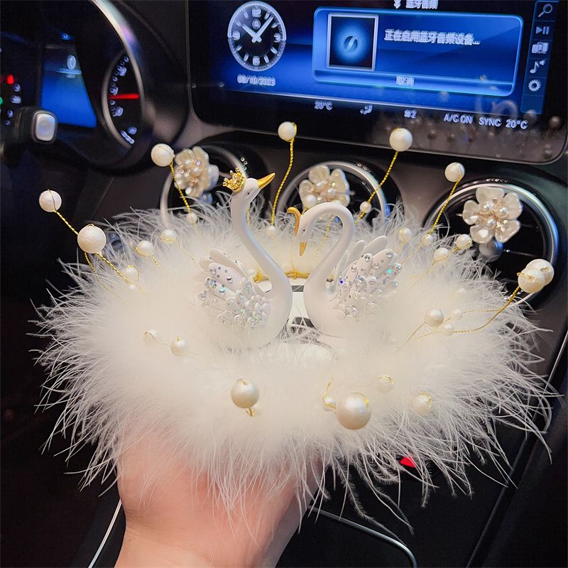 情侣天鹅汽车摆件车载装饰女神香薰装饰车内中控台高档装饰用品