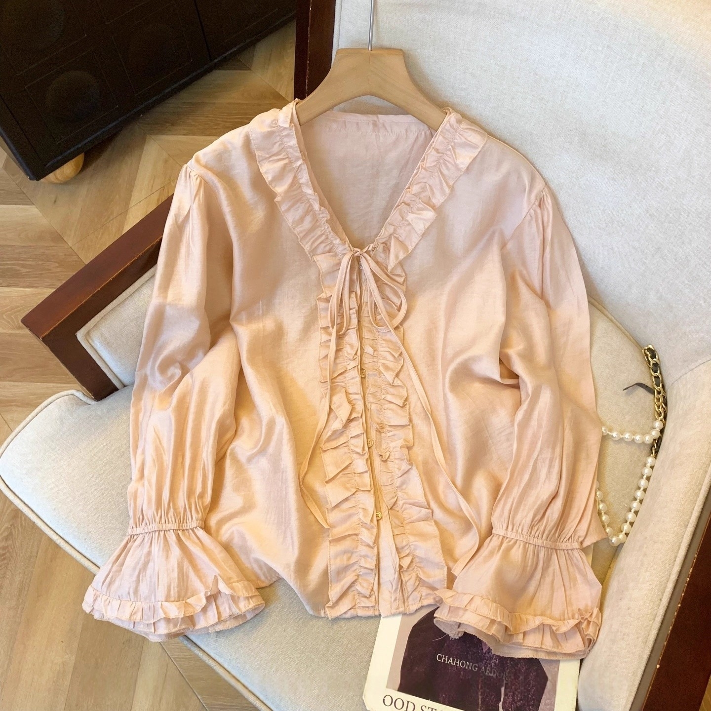 爆款法式宫廷风超仙花边v领粉色衬衫女2025喇叭袖别致系带小衫秋