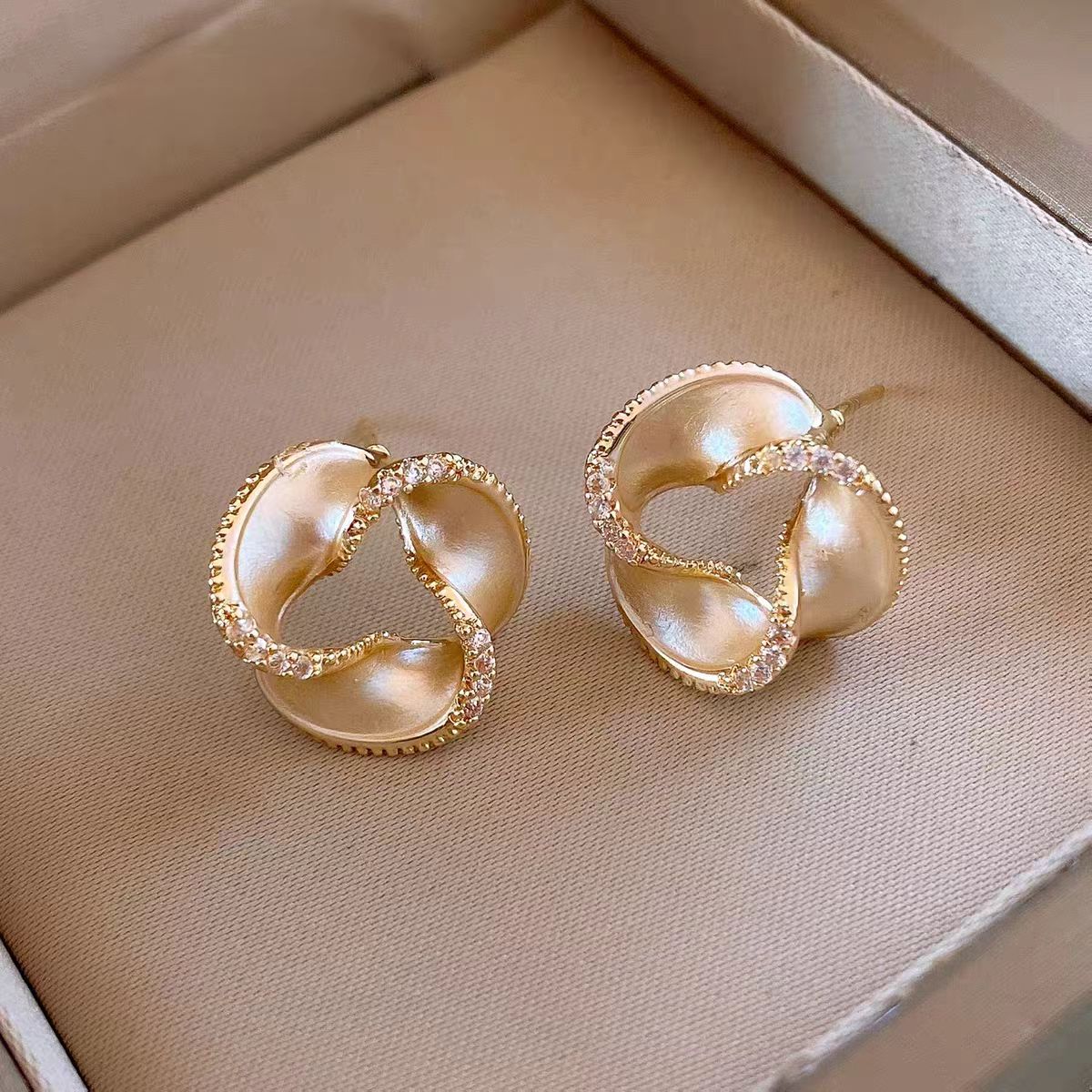 法式镶钻螺旋山茶花花纹耳钉气质时尚百搭高级感2026新款耳环耳饰