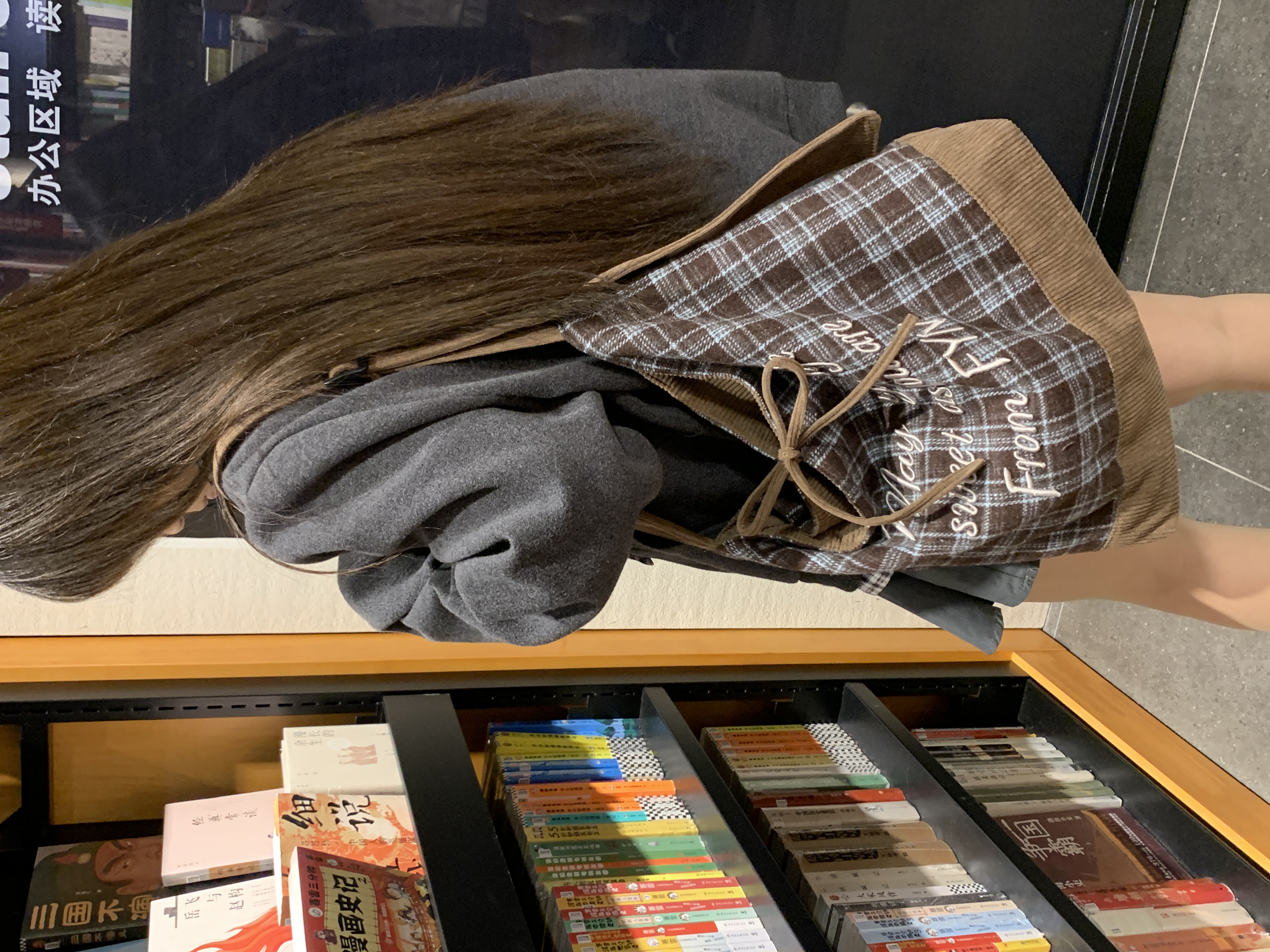 格纹格子系带拉链软刺绣斜挎包休闲学院棋盘格水桶包