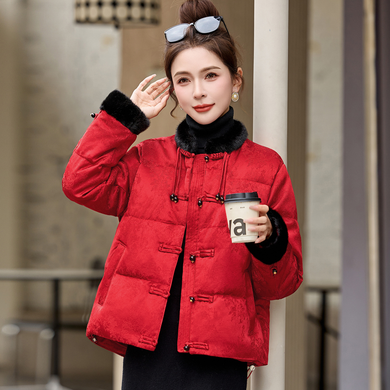 新年战袍红色羽绒服女冬季2025新款减龄国风提花盘扣白鸭绒羽绒服