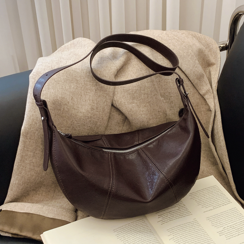 复古简约大容量包包女2025春季新款单肩包高级简约通勤斜挎饺子包