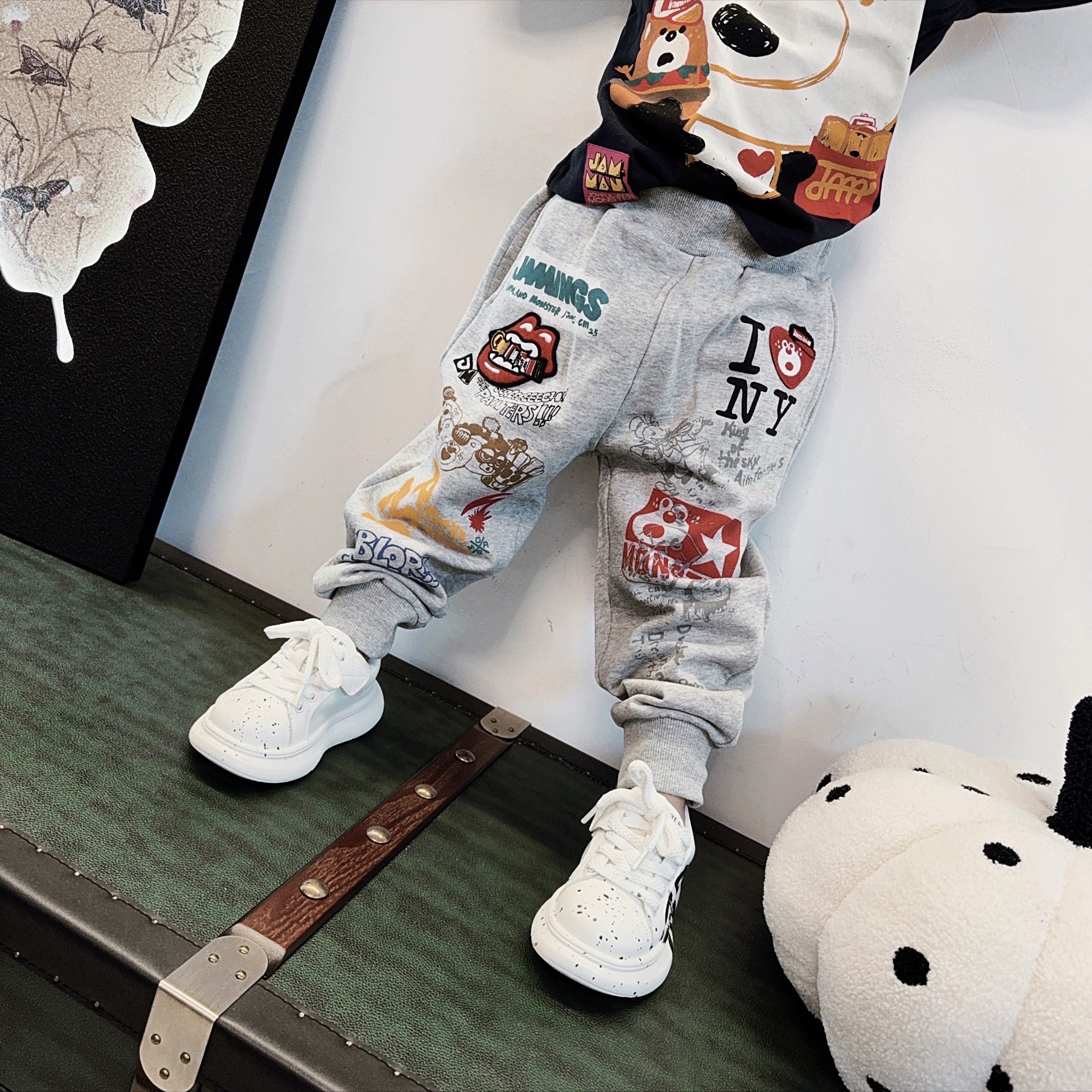 濮六六童装 男女童日系JM爱心熊卡通印花贴布毛圈卫裤 儿童束脚裤