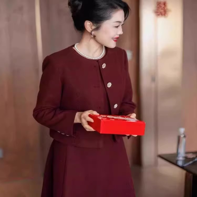 喜婆婆婚宴装礼服裙2025秋冬季妈妈装气质优雅酒红色连衣裙两件套