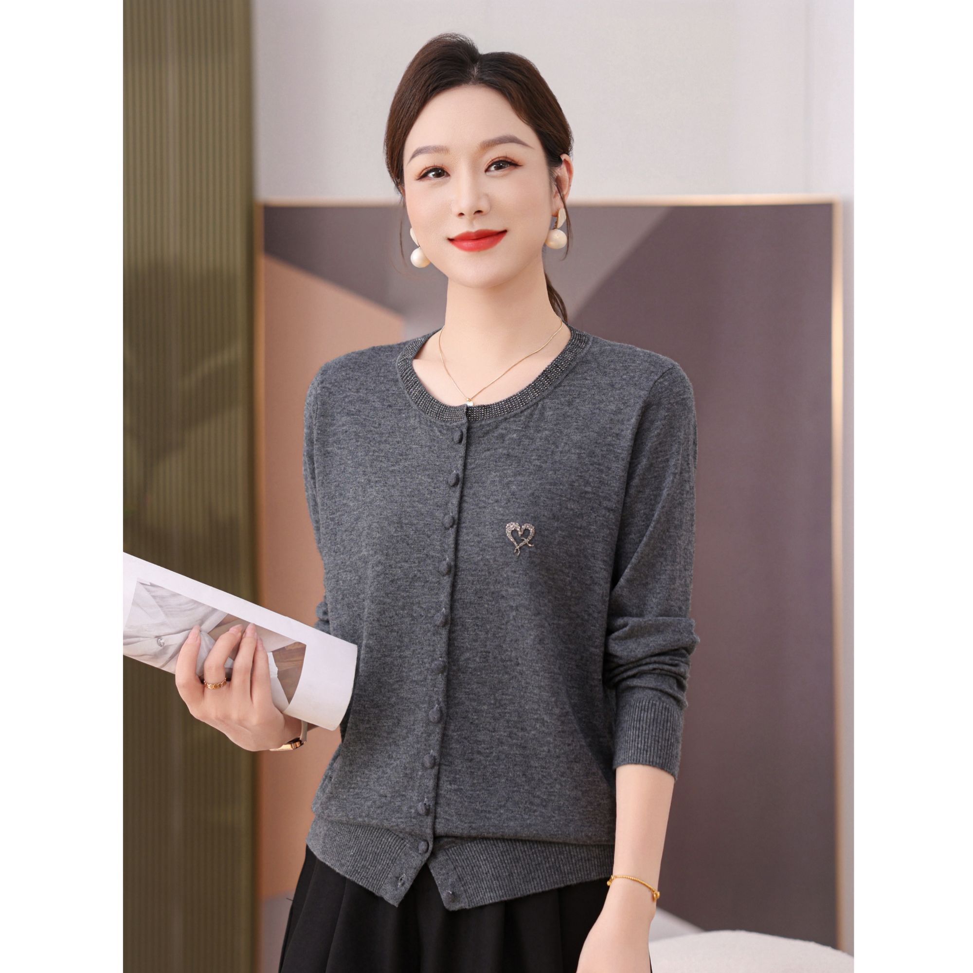 诺妈2025秋季新款细羊毛钮扣圆领单排扣开衫宽松显瘦减龄外套衫