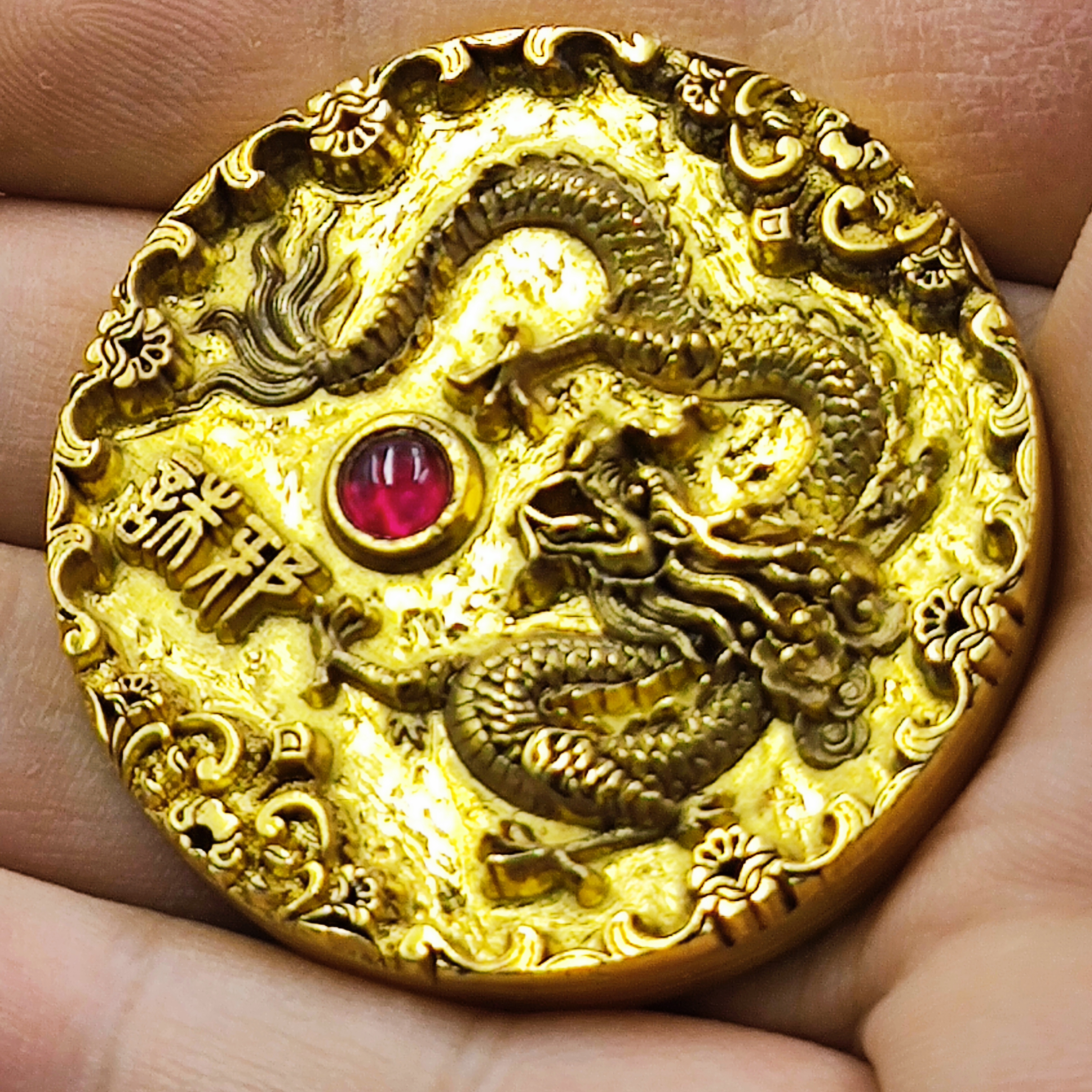 合金吊坠 北欧金青龙金属浮雕背面阳刻六字大明宙手把件小件饰品