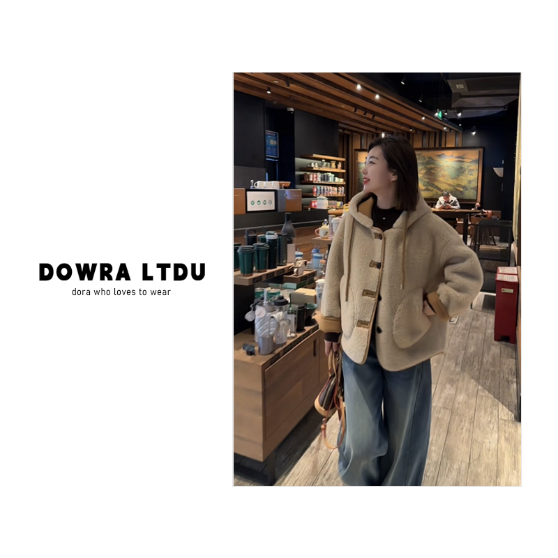 朵拉【奶咖双拼】2025年冬季新款纯色连帽牛角扣长袖外套女 147-082