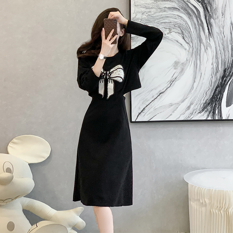 高级感休闲连衣裙女春季2025新款时尚修身蝴蝶露腰中长款小黑裙子