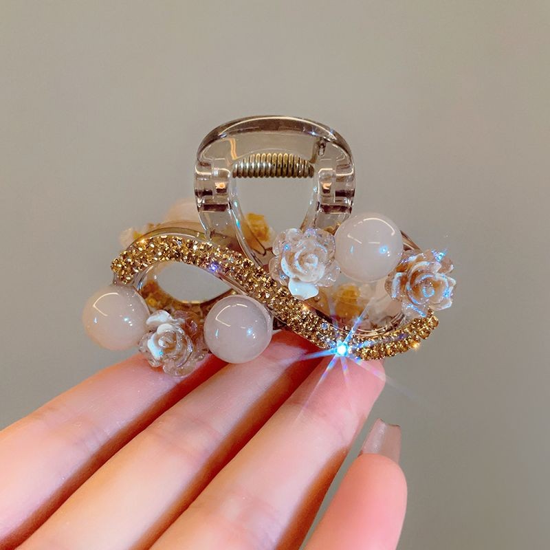 山茶花水钻珠珠抓夹2025新款轻奢高级感后脑勺盘发卡半扎发鲨鱼夹