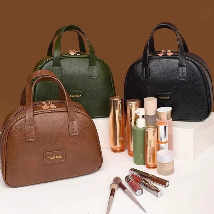 2025新款油蜡皮复古化妆包女大容量时尚高级感便携旅行护肤收纳包