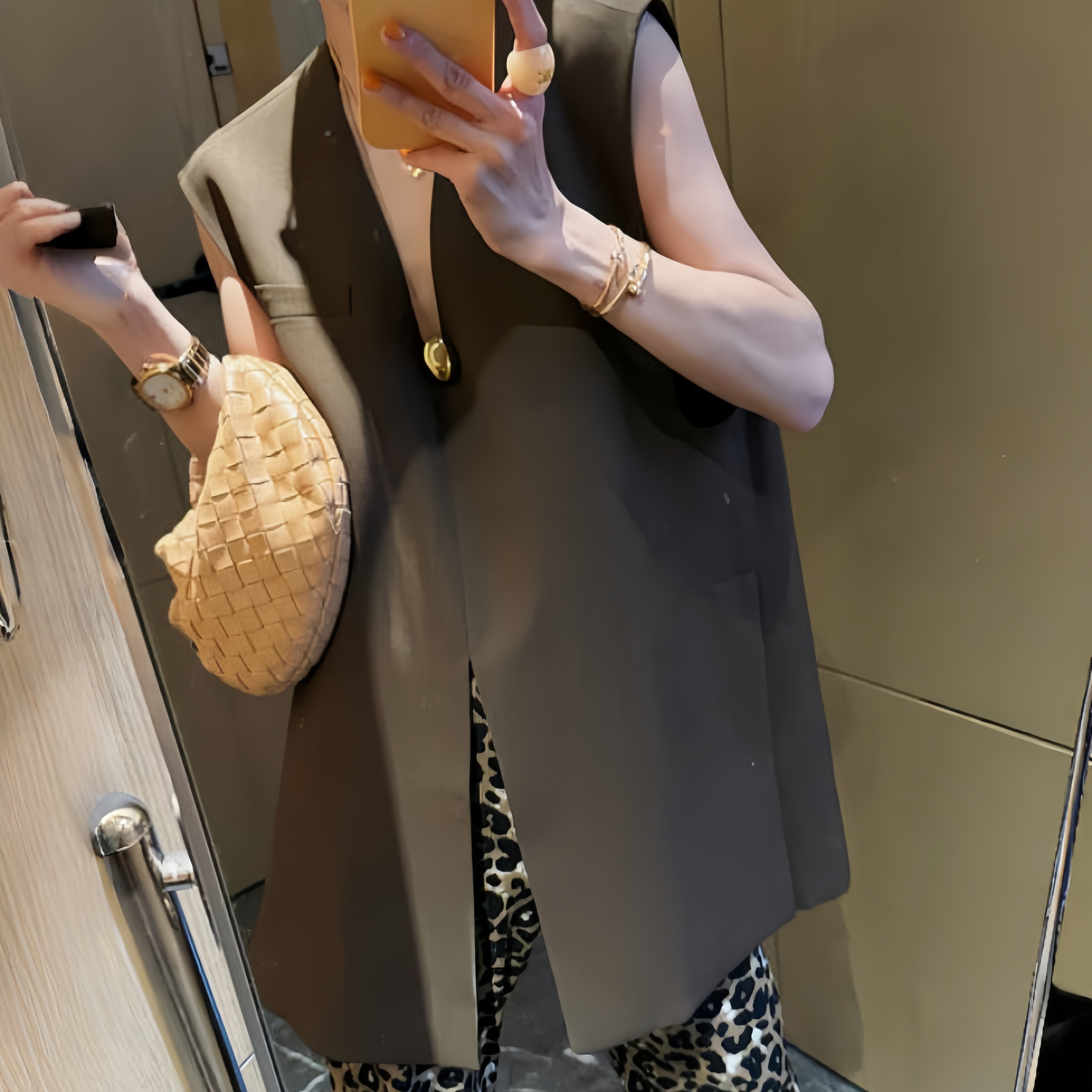 轻奢复古V领咖色马甲女2025早秋新款设计感小众独特精致西装背心