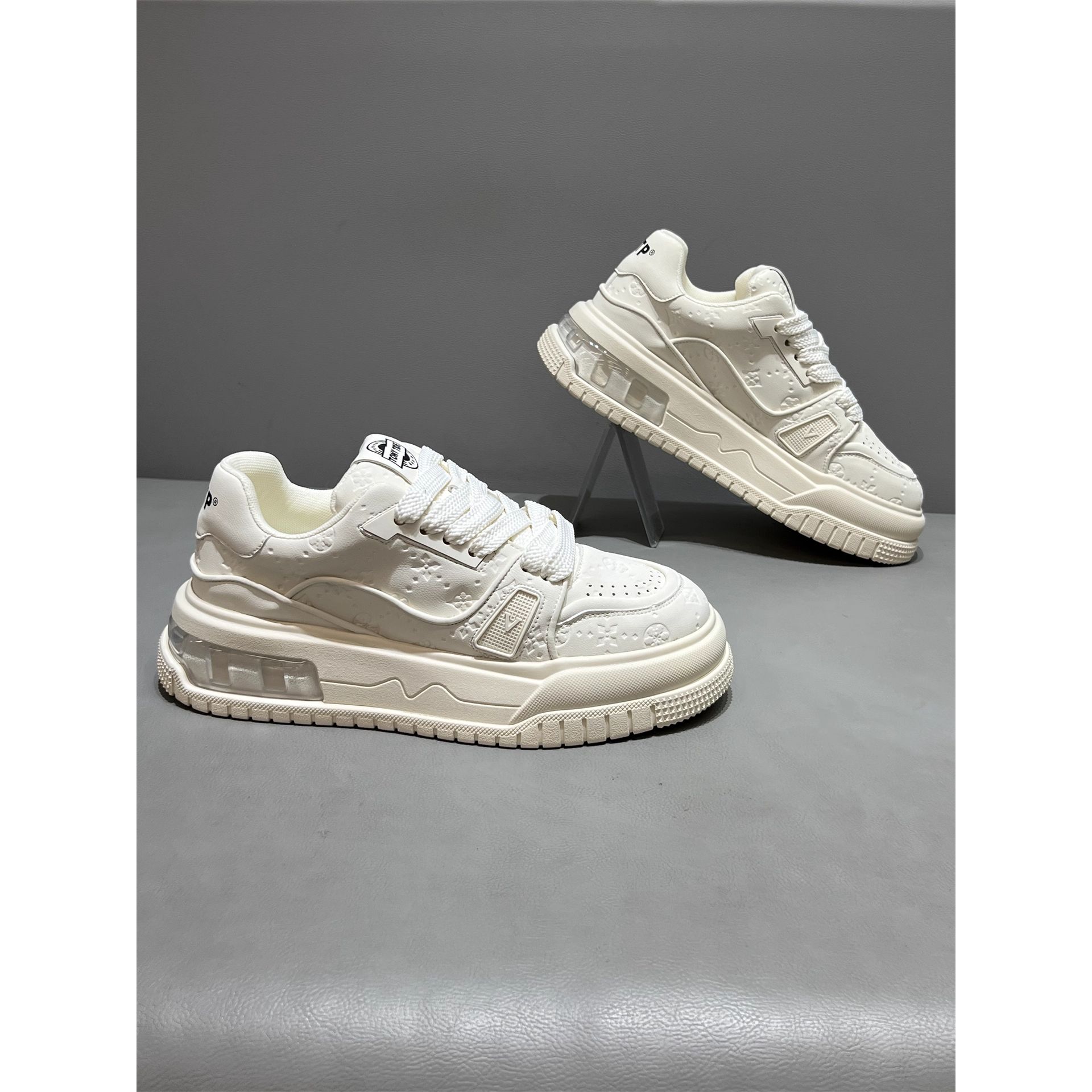 男鞋潮牌秋季新款时尚百搭休闲鞋韩版压花皮面低帮板鞋男士小白鞋