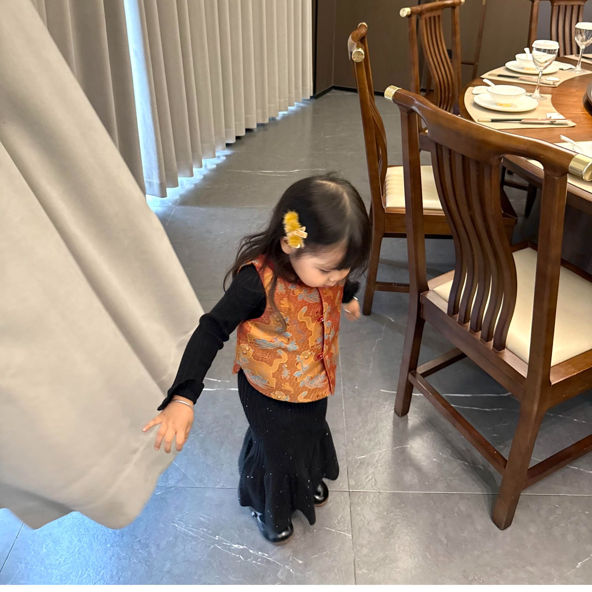 甜小七2025冬季新款拜年服新中式国风马甲闪闪半身长裙女童套装