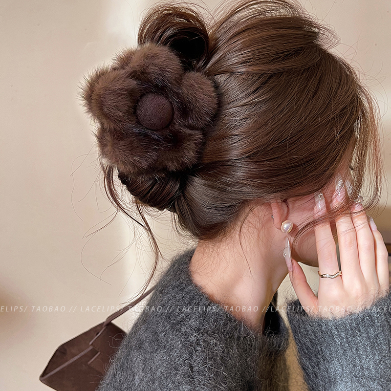 美拉德毛绒花朵抓夹女气质百搭鲨鱼夹2025新款高级感盘发夹发饰秋