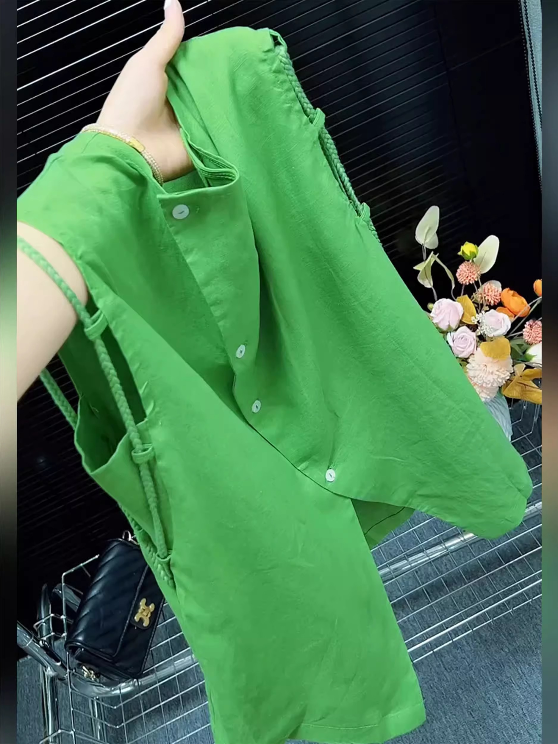 今年流行穿搭2025夏季新款温柔风纯色无袖抽绳休闲风薄款衬衫上衣