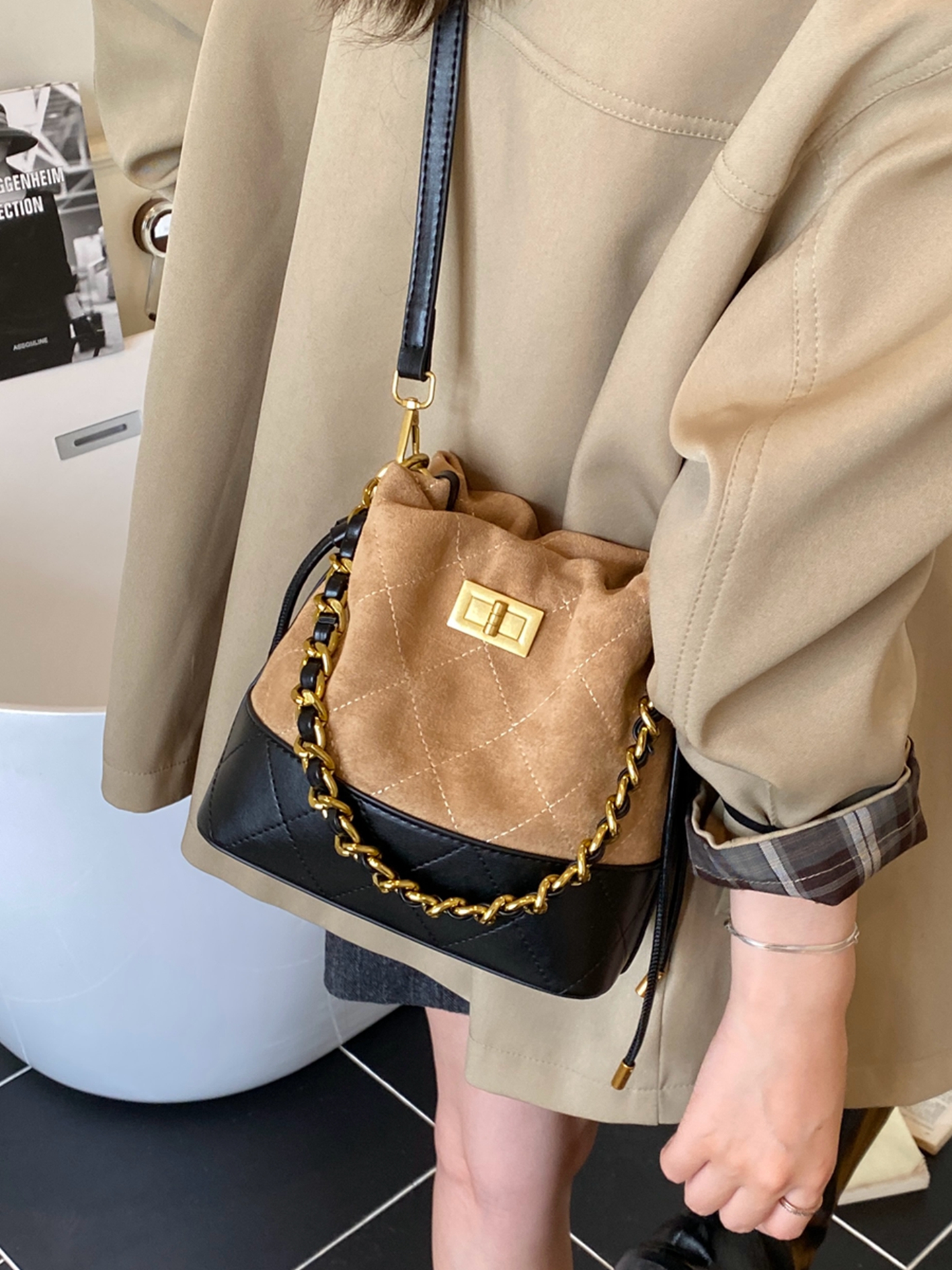 秋冬复古撞色麂皮绒包包女2025新款时尚菱格斜挎包链条手提水桶包