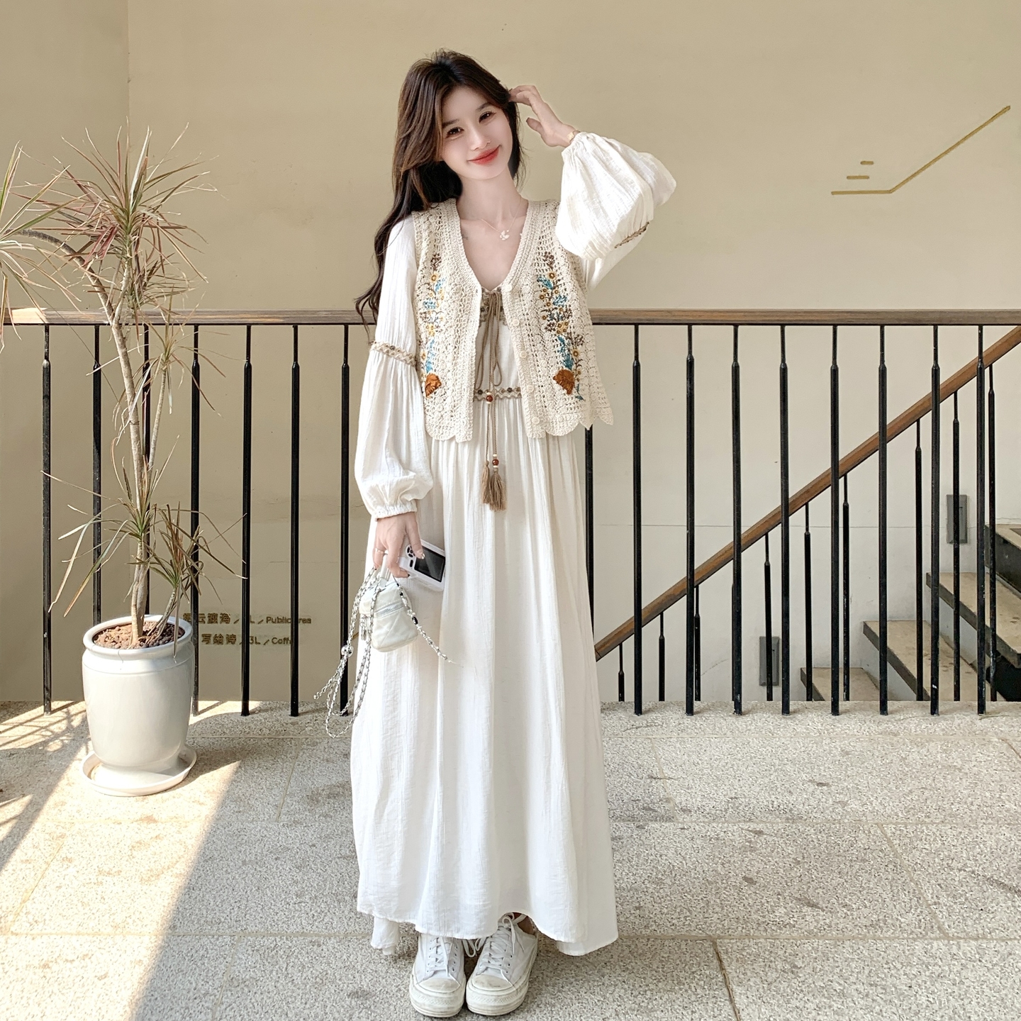 米白色民族度假风喇叭袖连衣裙套装女春秋季温柔系钩花马甲两件套