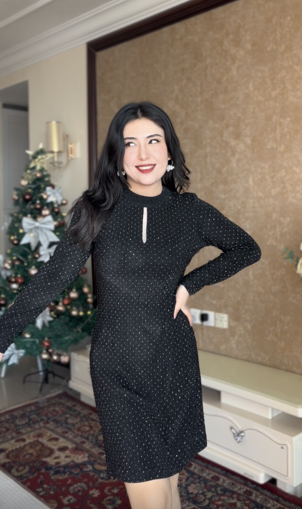 圆领拼纱烫钻修身长袖连衣裙