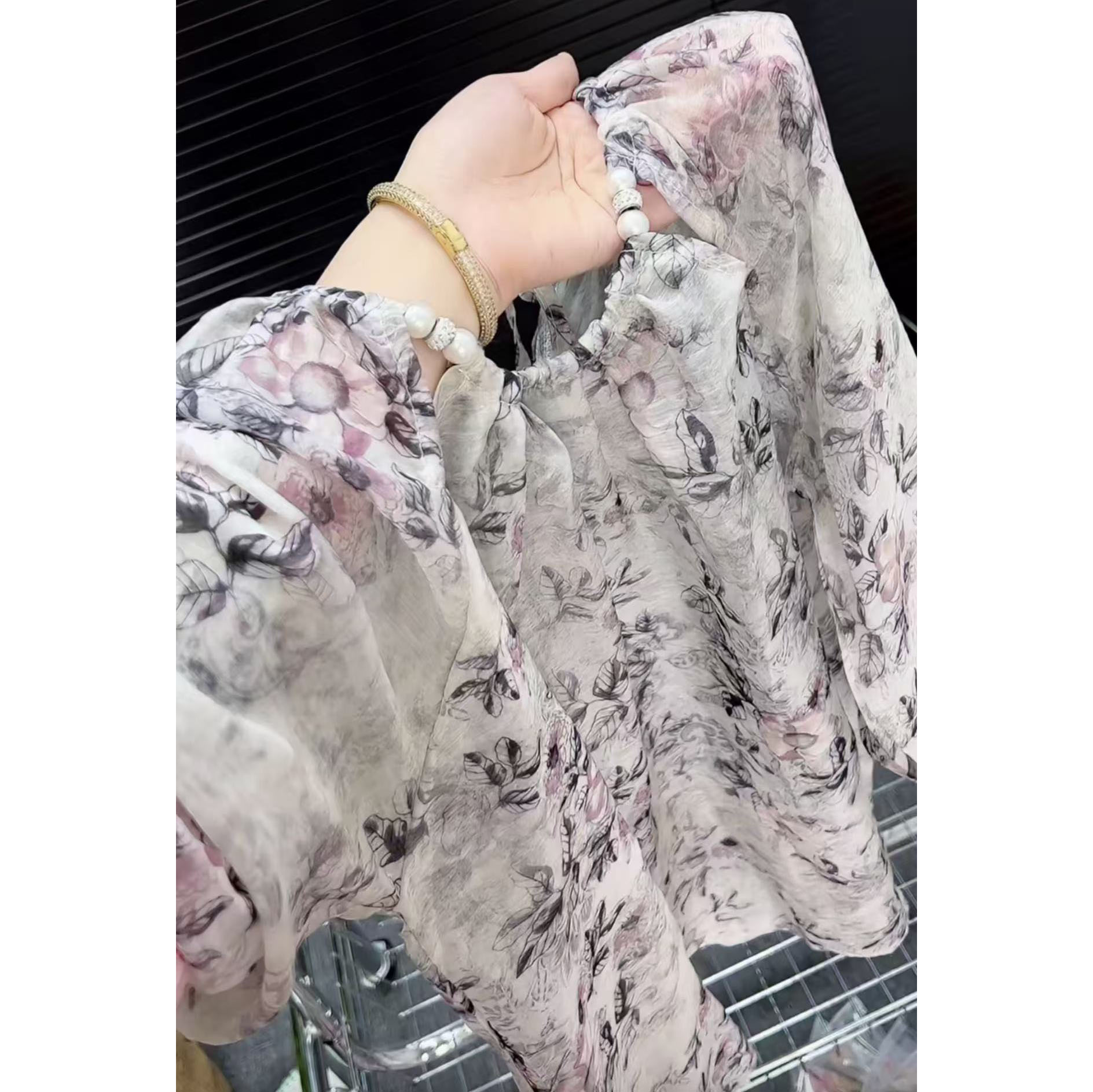 今年流行穿搭2025夏季新款温柔风法式中长款宽松型碎花雪纺衫上衣