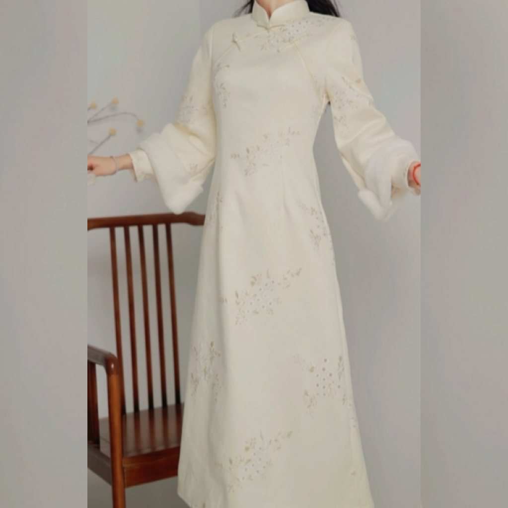 俏娘鱼米白绣花新中式倒大袖旗袍女2025冬新款加绒保暖复古年轻款