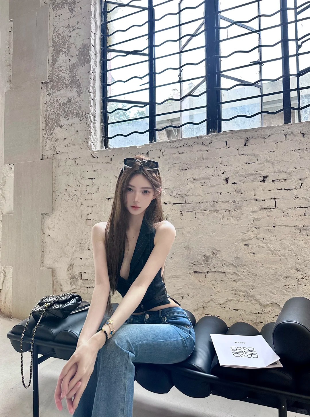 2025夏季新款高级感辣妹风收腰显瘦挂脖背心配纯欲气质牛仔裤套装