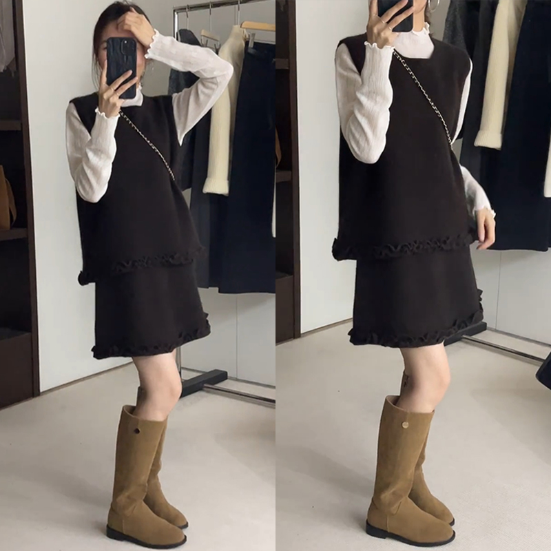 秋冬季小个子穿搭一整套修身打底衫搭配黑色马甲花边短裙三件套装