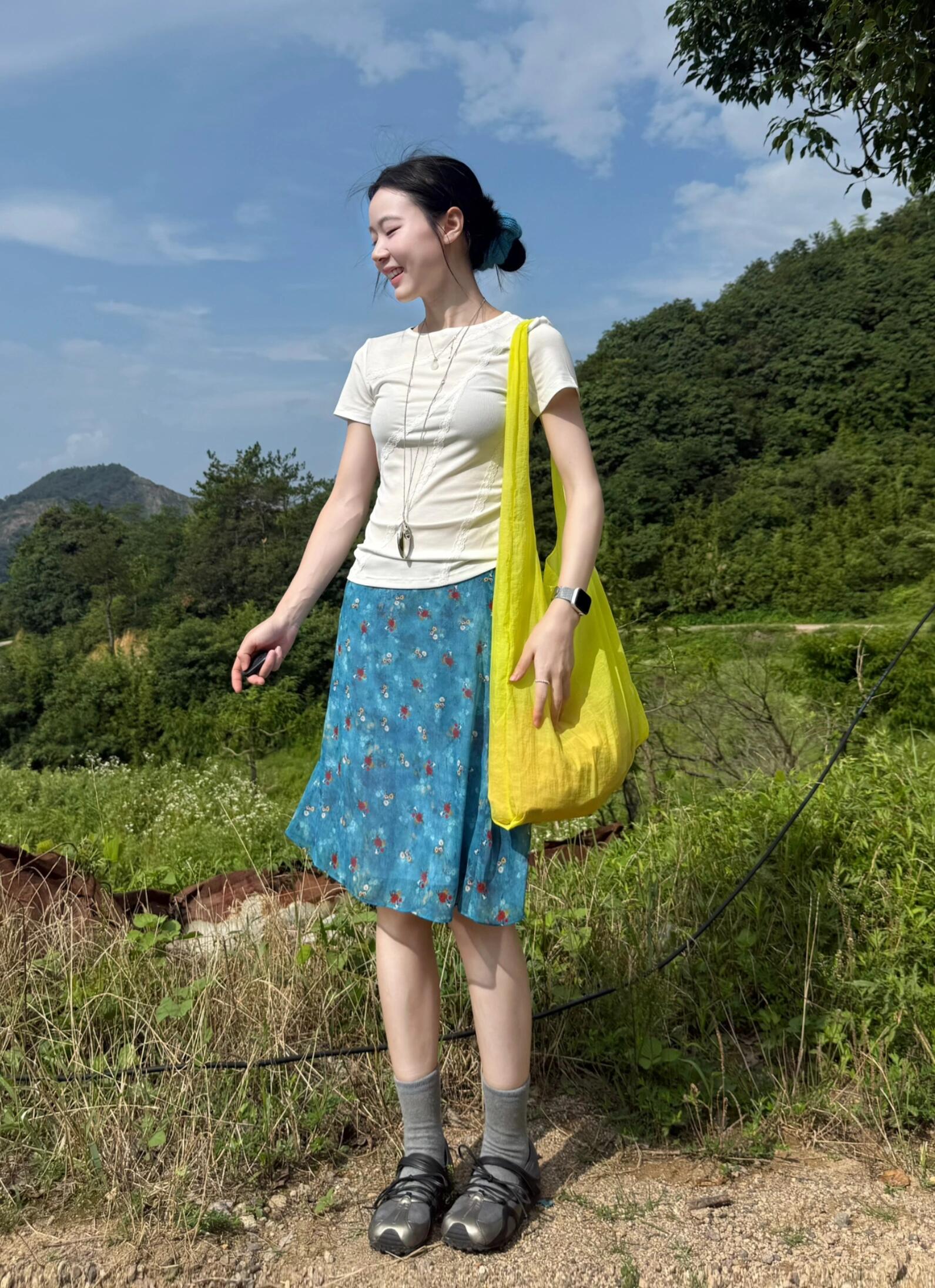 2025夏季新款一整套穿搭气质白色短袖T袖上衣蓝色碎花半身裙套装