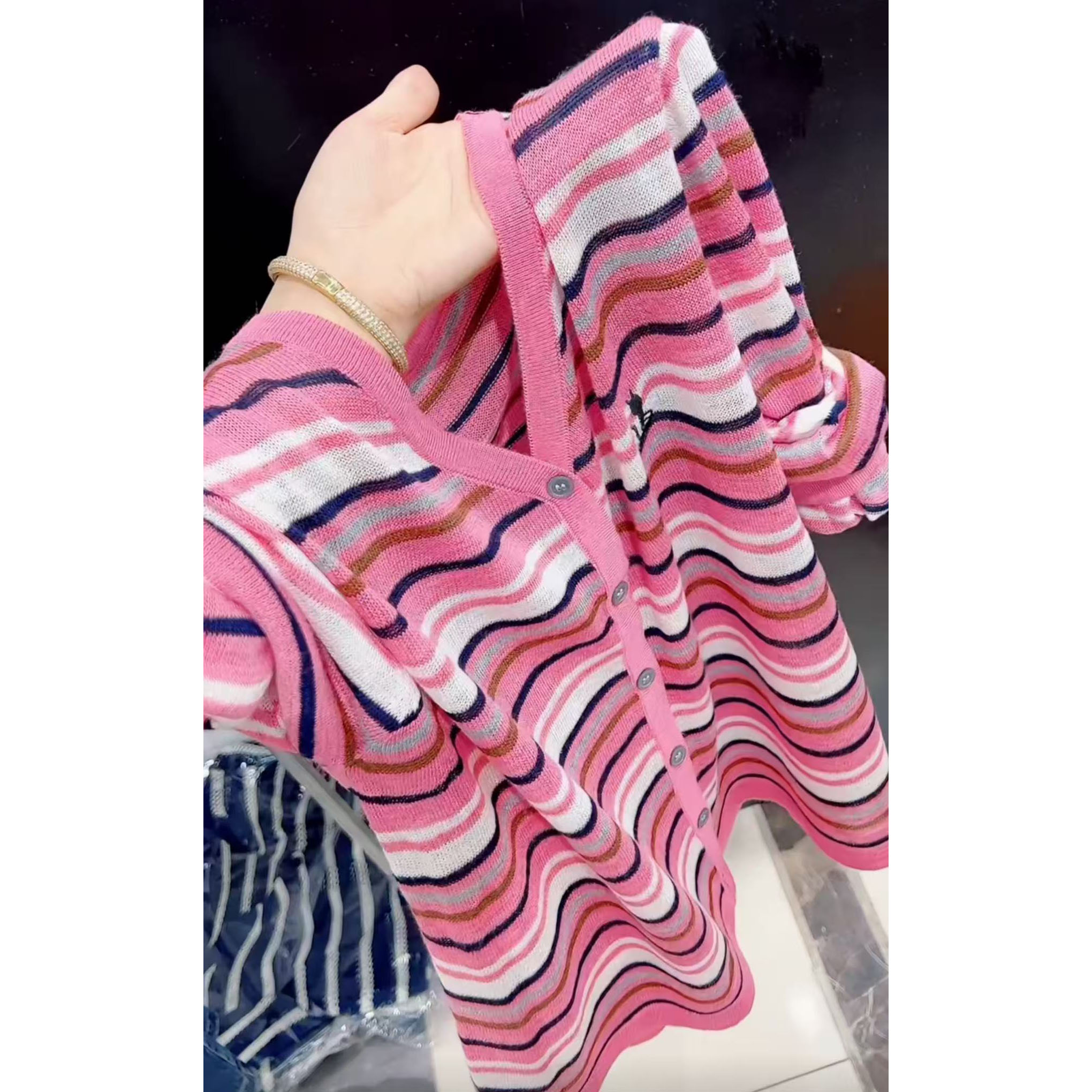 今年流行穿搭2025早秋新款温柔风条纹薄款毛针织衫单排扣长袖上衣