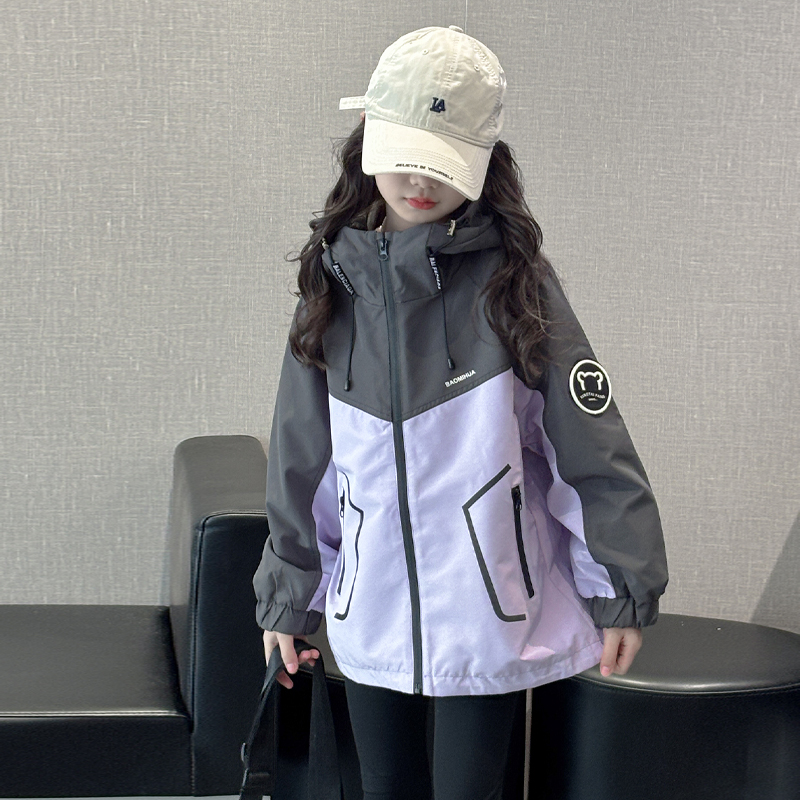 女童外套秋款2025新款洋气时髦儿童秋季小女孩休闲百搭连帽冲锋衣