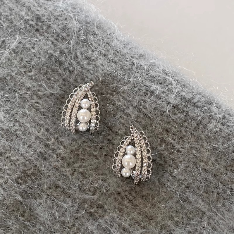 铜合金耳饰 芭蕾风珠珠耳钉2025新款法式复古高级感耳环独特耳饰