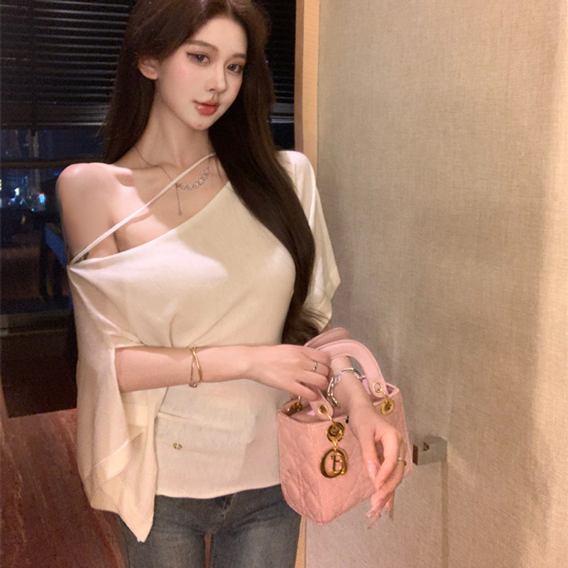 2026夏季新款设计感荡领斜肩镂空一字喇叭袖纯欲风修身上衣