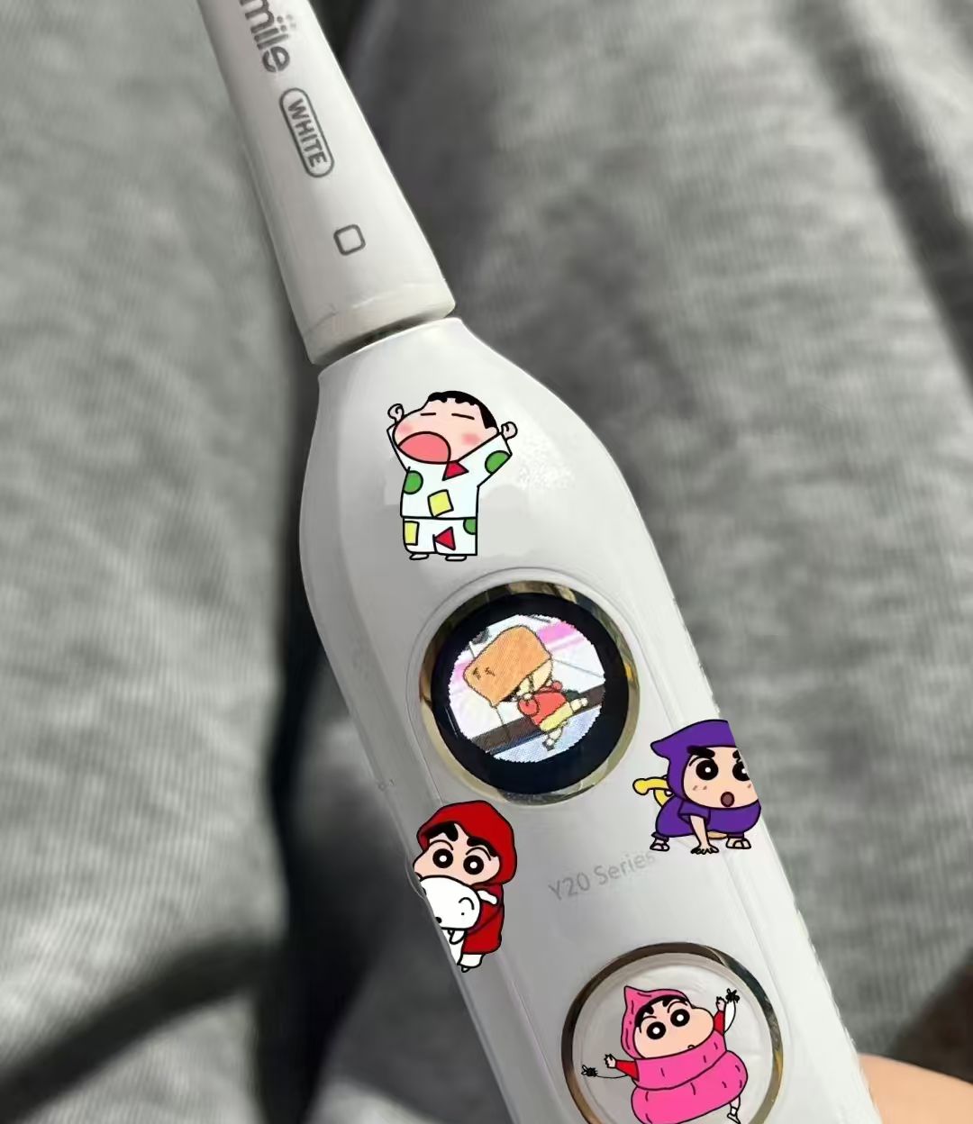 可爱蜡笔小新转印贴卡通儿童益智电动牙刷diy贴纸水杯电瓶车头盔