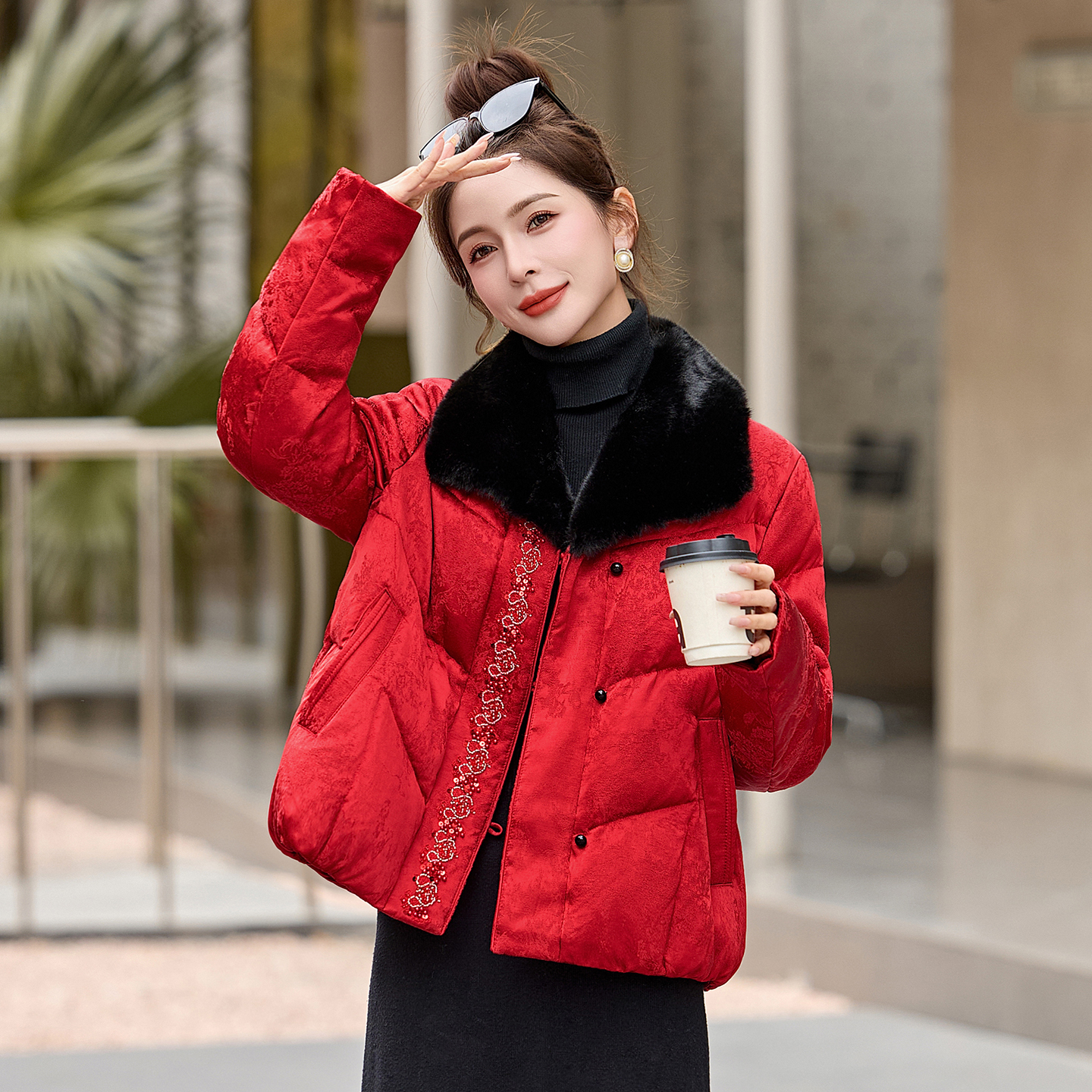 新年红色毛绒翻领羽绒服女短款冬2025新款中式保暖减龄白鸭绒外套