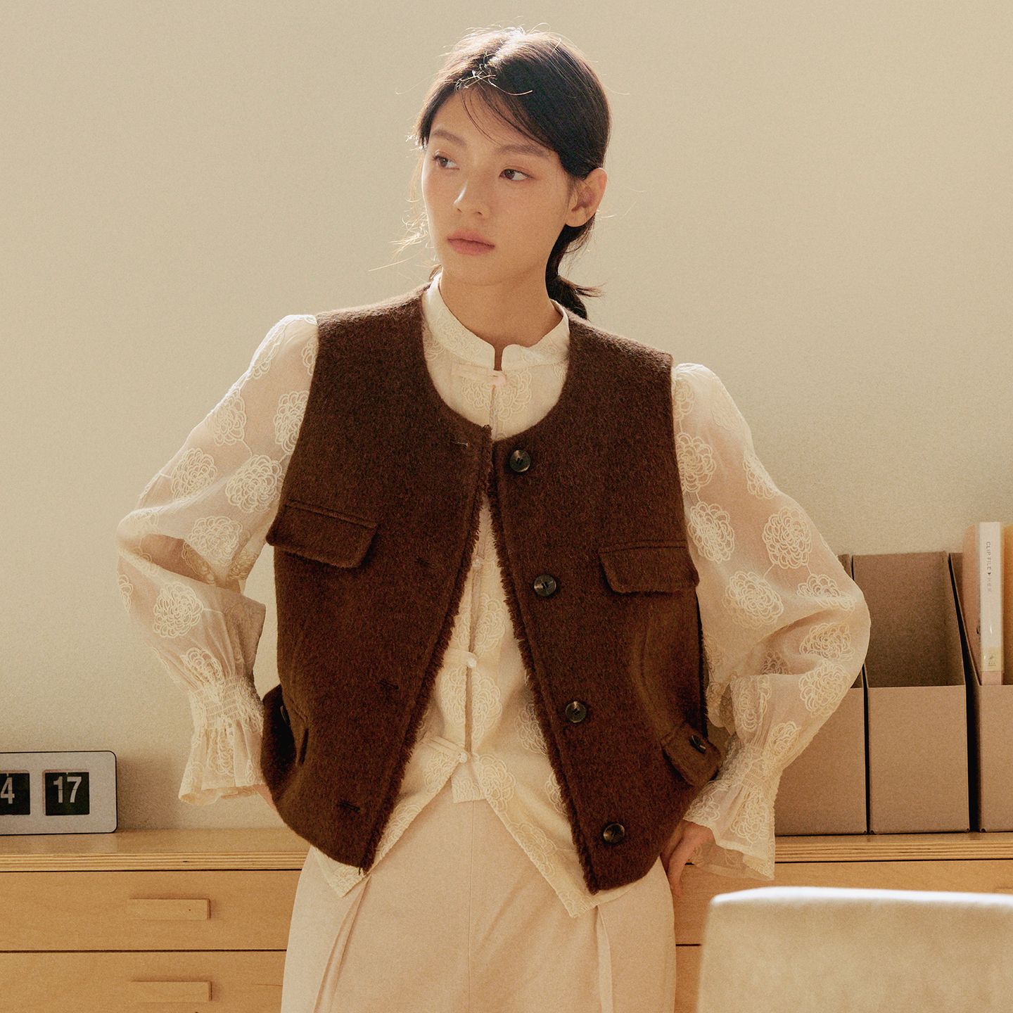 费依气质百搭双面呢马甲女2025初冬新款圆领无袖设计简洁利落外套