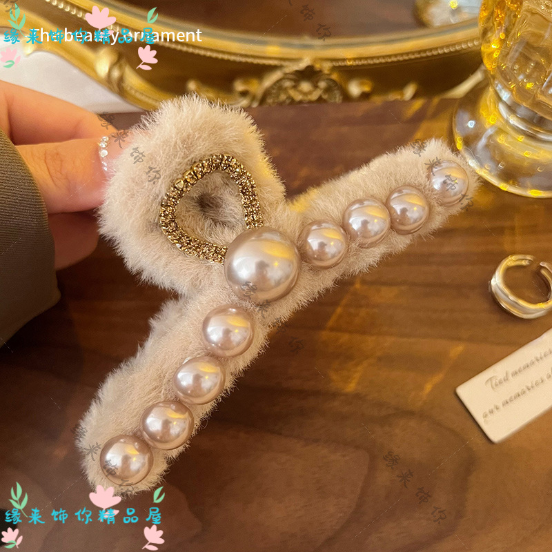 2025秋冬贝珠毛绒羽毛发夹百搭抓夹蝴蝶结闪钻发抓后脑勺盘发鲨鱼