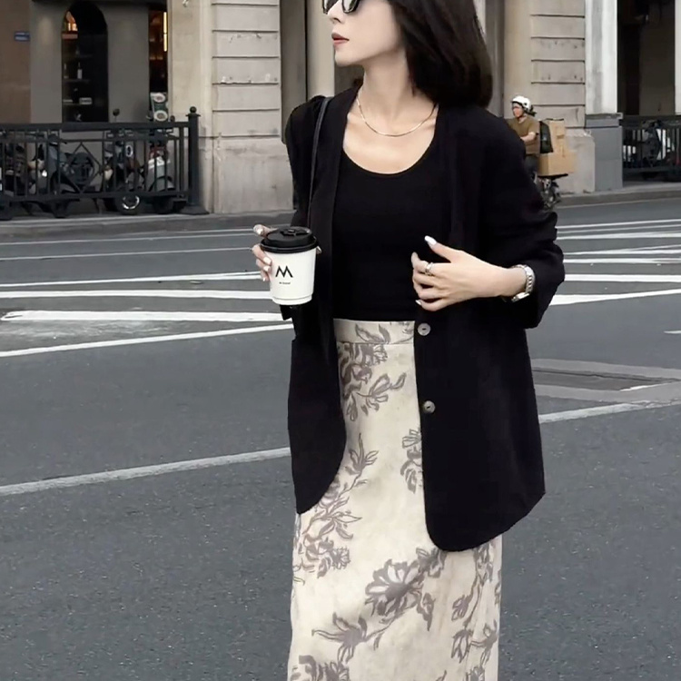 初秋穿搭高级感套装慵懒气质黑色西装外套半身裙独特法式两件套裙