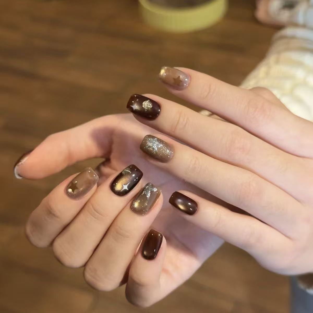 纯手工新款美拉德猫眼细闪高级感咖啡色渐变穿戴甲闪粉星星美甲
