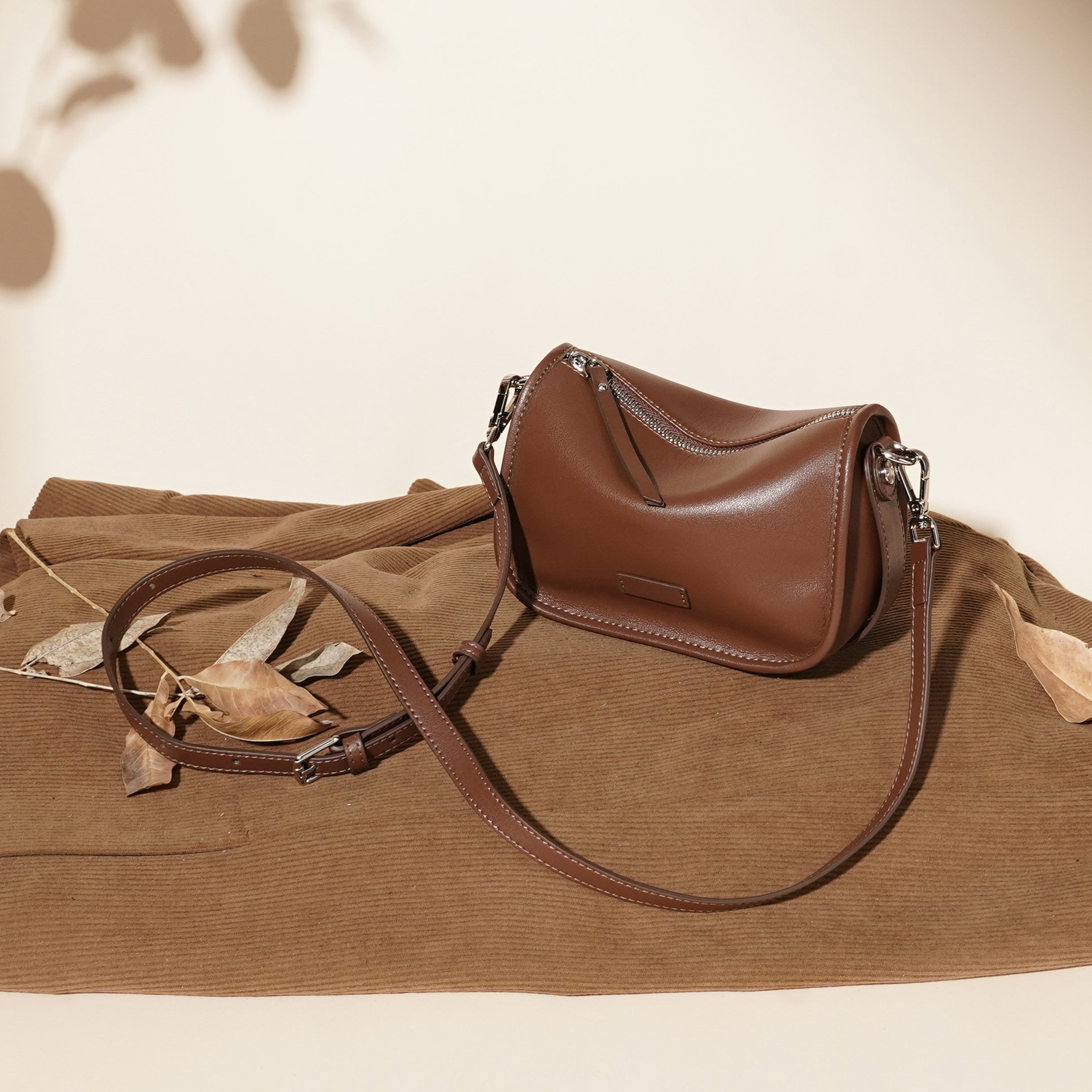 岩牛2025冬季新款时尚轻奢手腕斜跨单肩女包YN3685