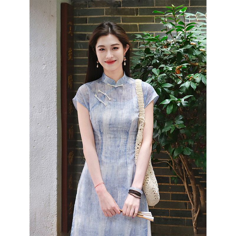 凌茜【裳杏】新中式复古显瘦修身竖纹杏色吊带蓝色印花旗袍连衣裙