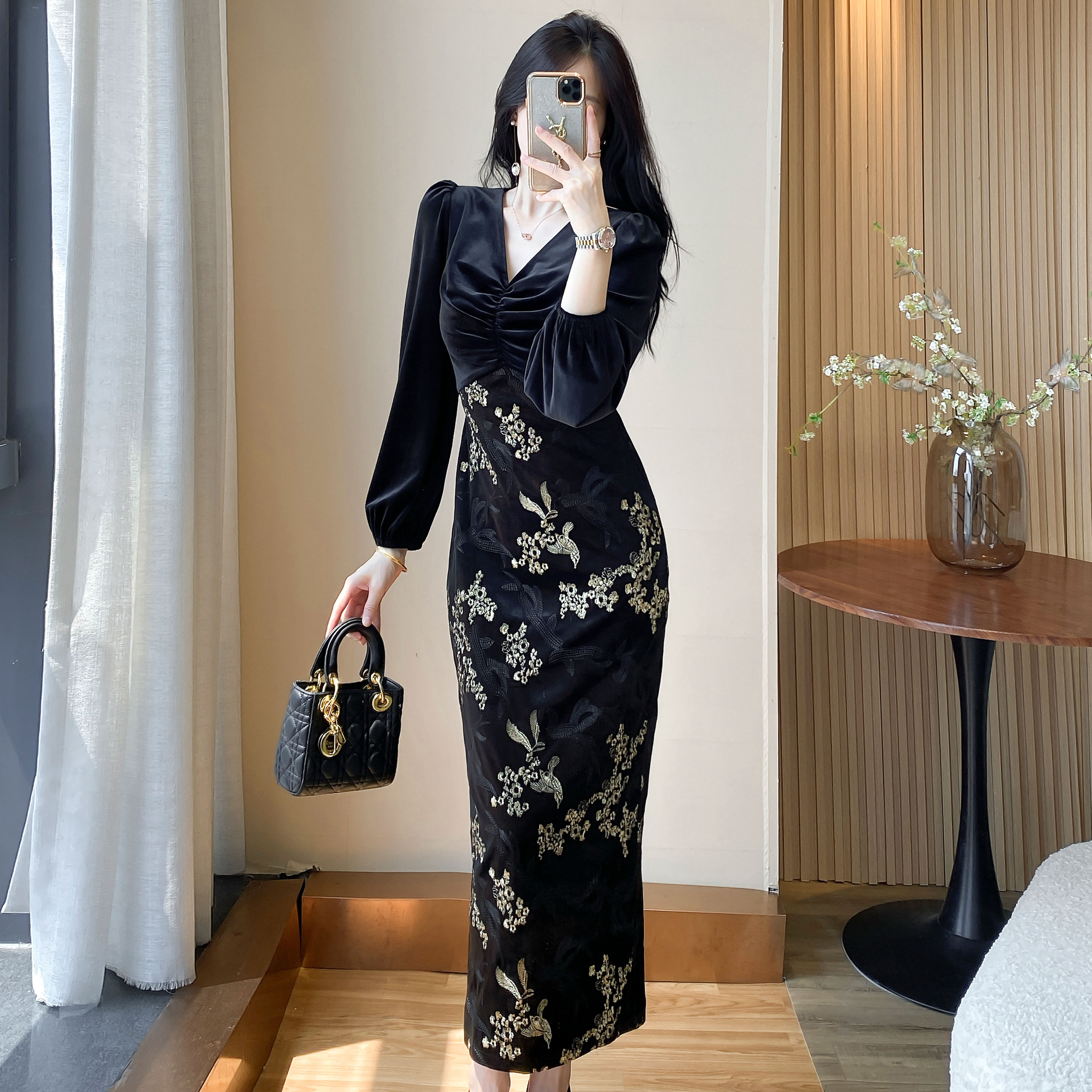 赫本风黑色碎花连衣裙女2025秋季时尚气质轻熟名媛风V领中长裙子