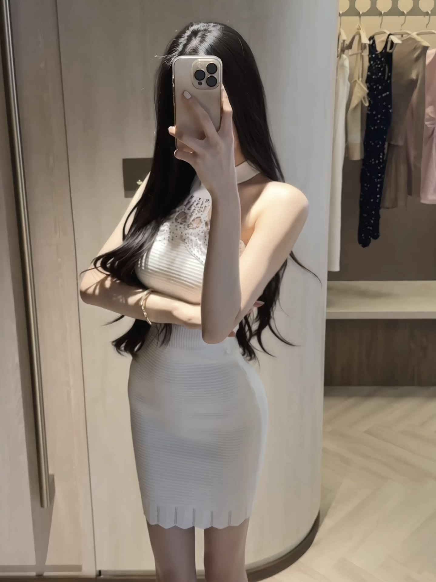 白月光穿搭优雅气质拼接镂空烫钻挂脖白色掐腰无袖连衣裙女包臀裙